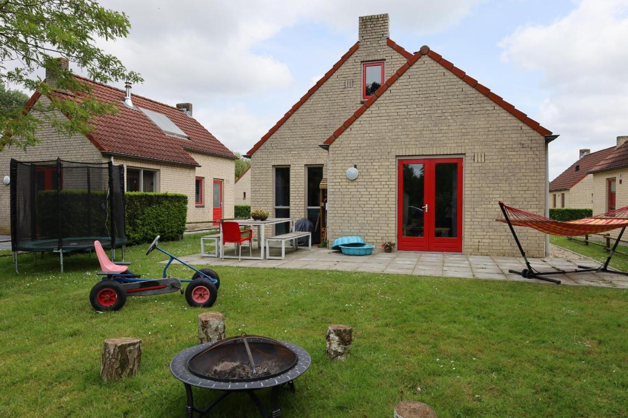 Serene Family Retreat: Garden Oasis with Lake and Playgrounds Ewijk Exterior photo