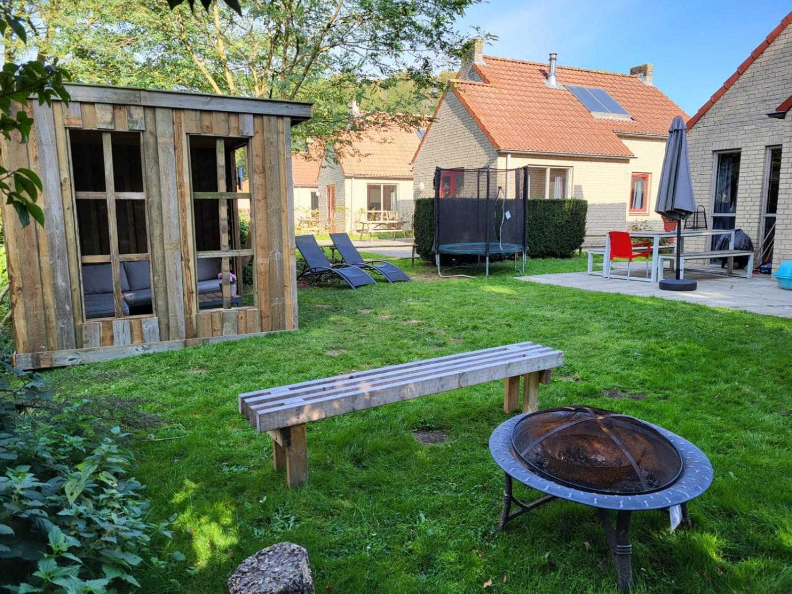 Serene Family Retreat: Garden Oasis with Lake and Playgrounds Ewijk Exterior photo